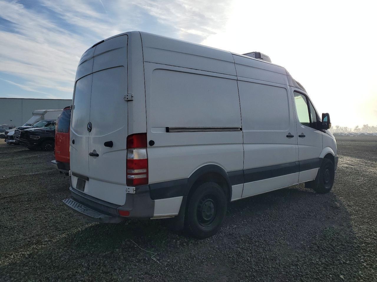 2016 Mercedes Benz Sprinter 2500 Refrigerated Delivery Van - Фото 3