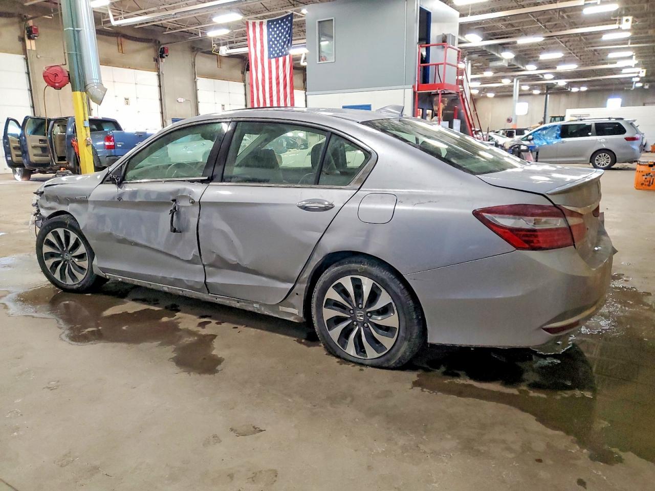 2017 Honda Accord Touring Hybrid - Фото 2