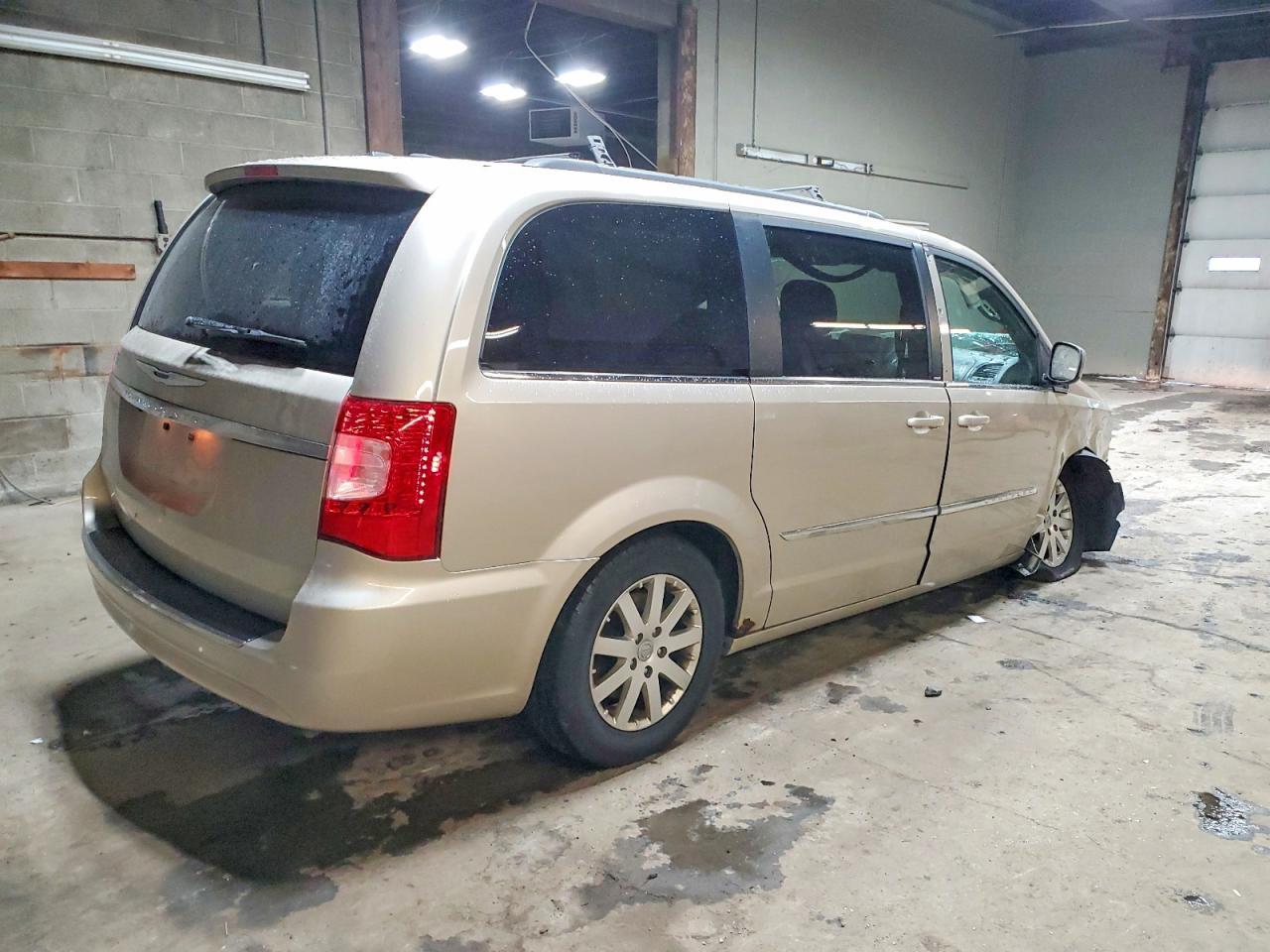 2014 Chrysler Town & Country Touring - Image 3