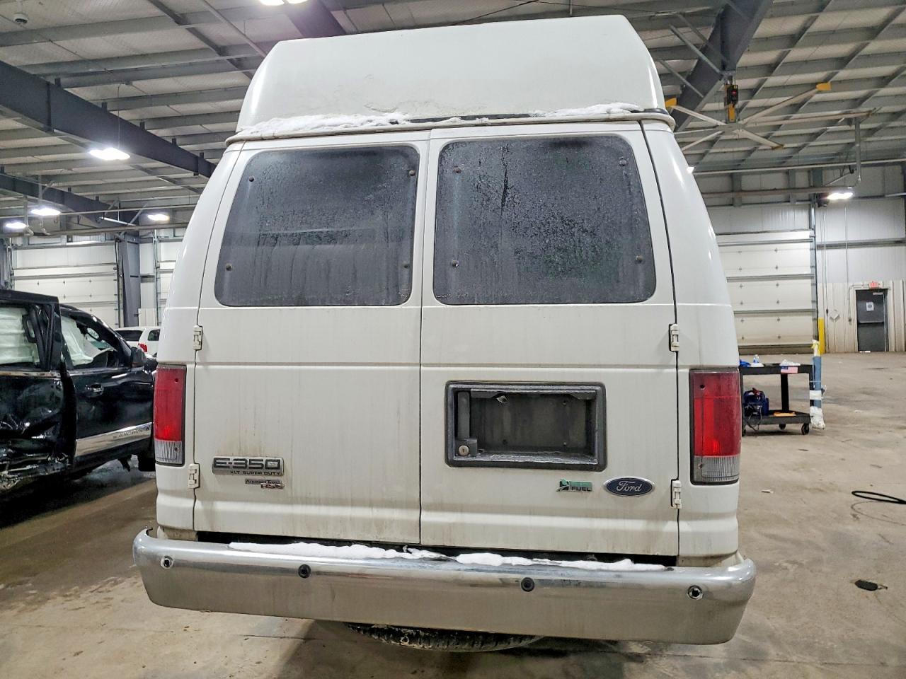 2010 Ford Econoline E350 Super Duty Wagon - Фото 6
