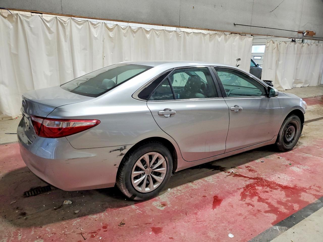 2016 Toyota Camry Le - Фото 3