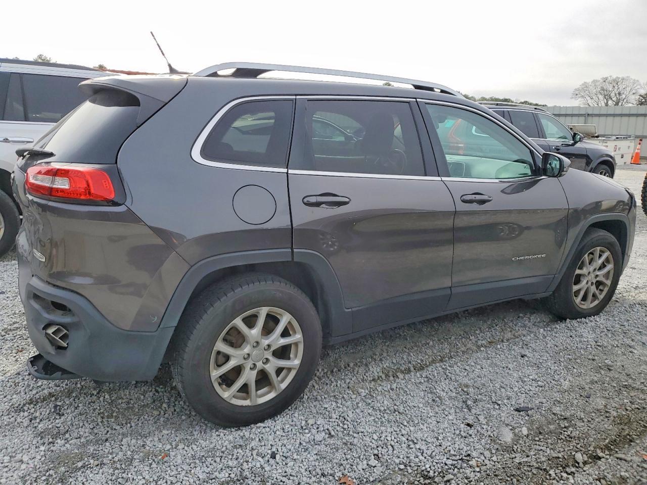 2016 Jeep Cherokee Latitude - Image 3
