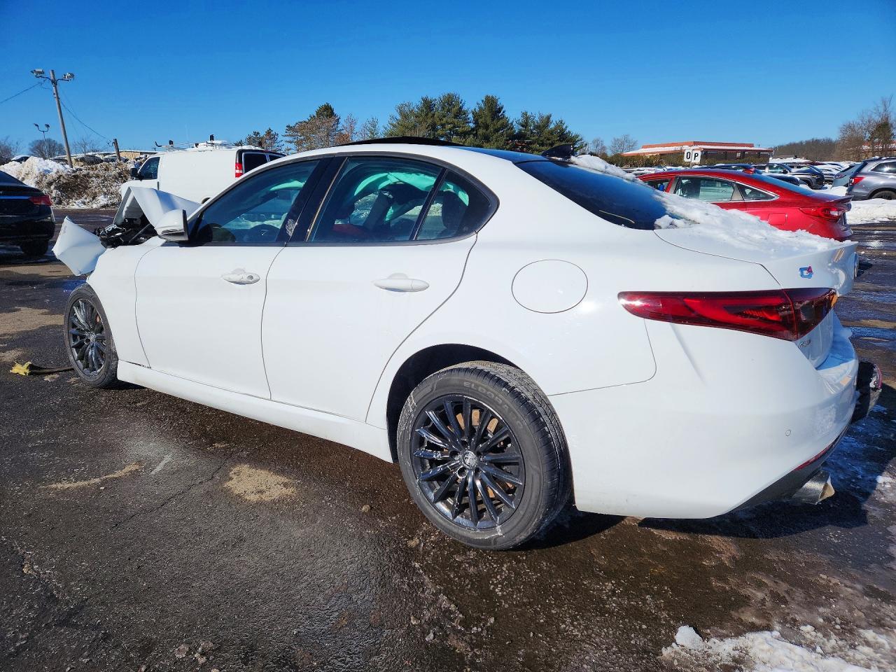 2022 Alfa Romeo Giulia - Фото 2