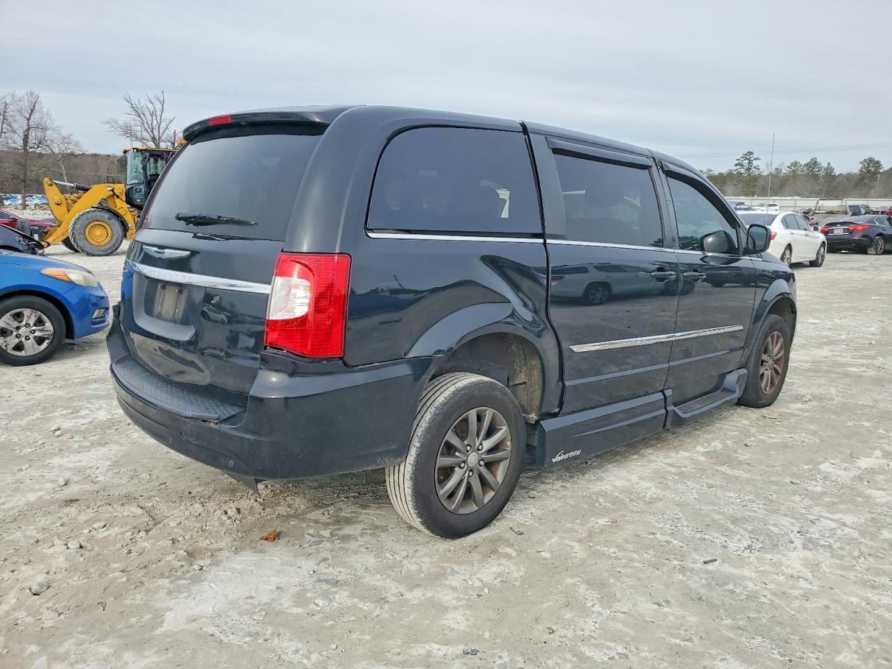 2015 Chrysler Town & Country S - Фото 3
