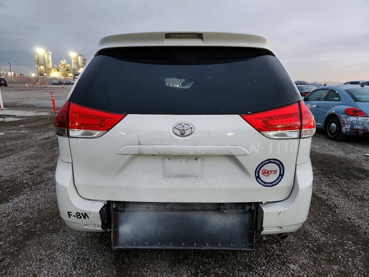 2013 Toyota Sienna Le - Фото 6