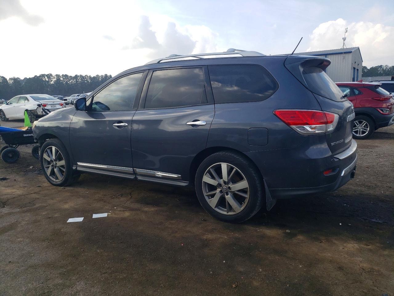 2013 Nissan Pathfinder S - Фото 2