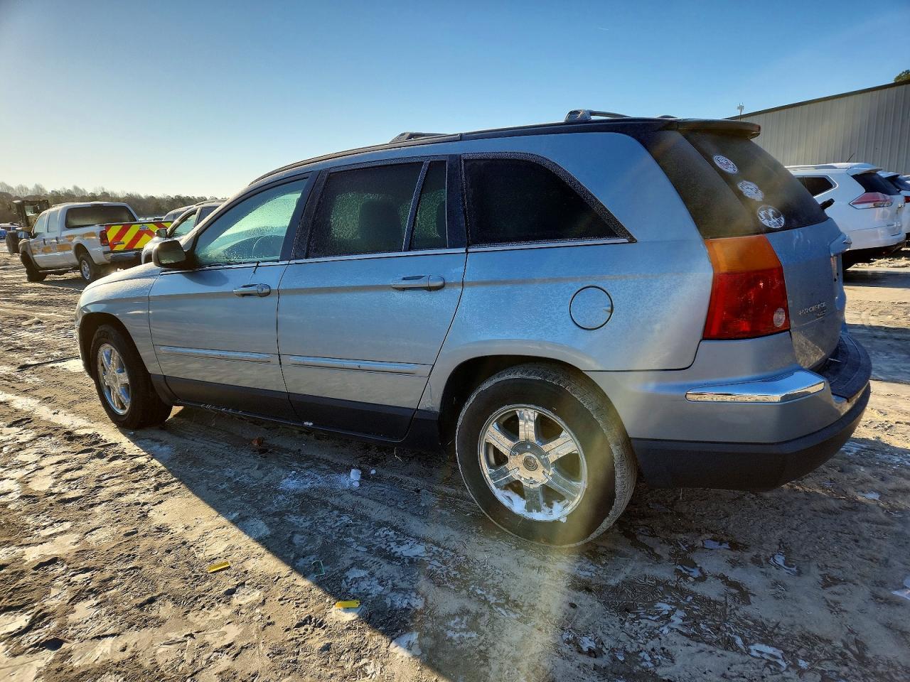 2005 Chrysler Pacifica Touring - Image 2
