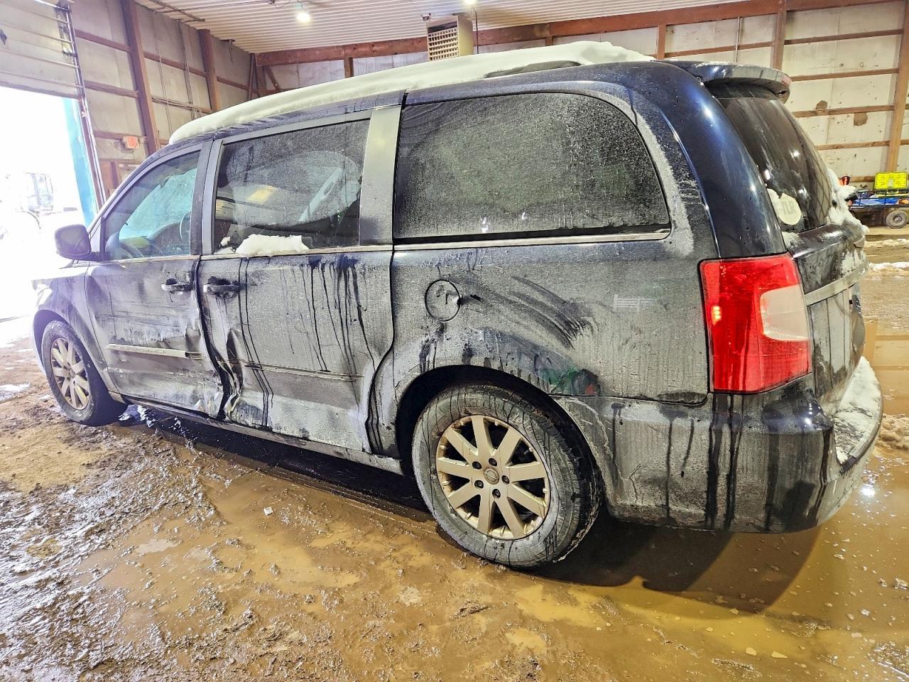 2011 Chrysler Town & Country Touring L - Фото 2