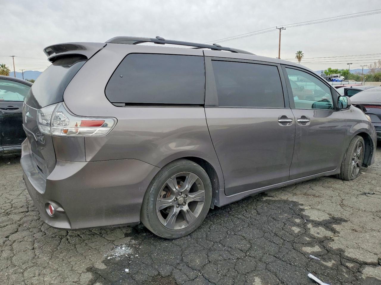 2015 Toyota Sienna Sport - Image 3