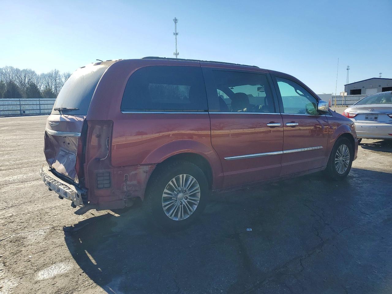 2016 Chrysler Town & Country Touring L - Фото 3
