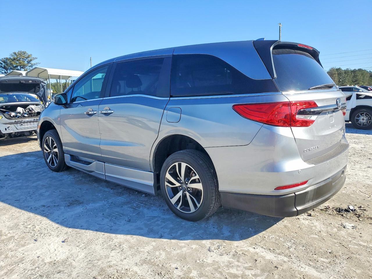 2023 Honda Odyssey Touring - Image 2