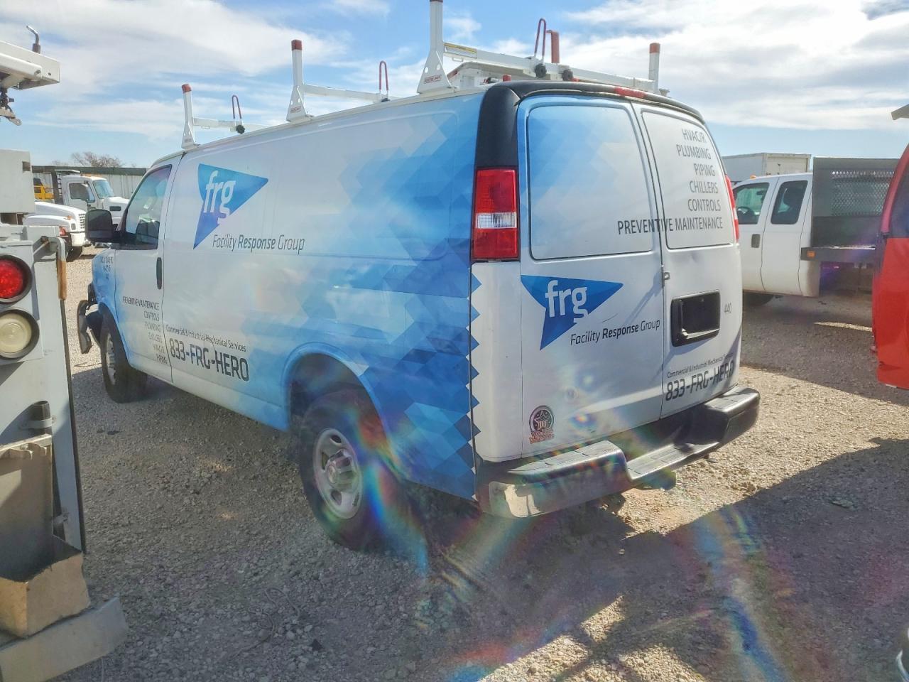 2023 Chevrolet Express 2500 Utility / Service Van - Фото 2
