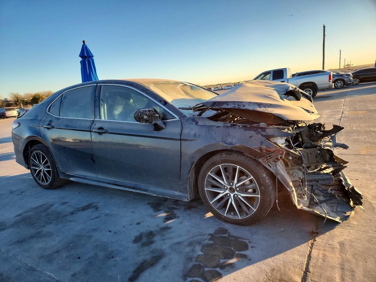 2022 Toyota Camry Se - Image 4