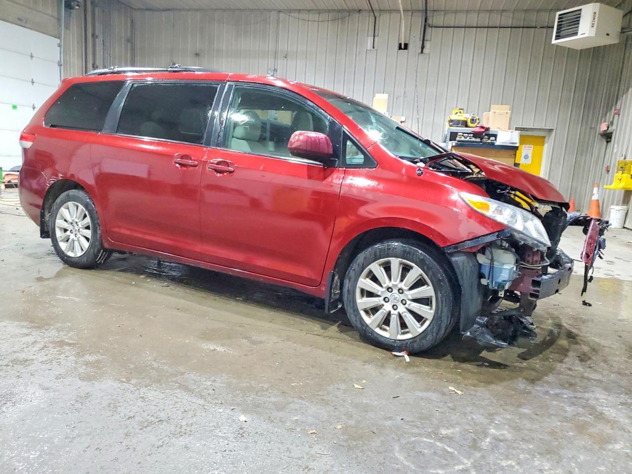 2014 Toyota Sienna Le 7-Passenger - Фото 4