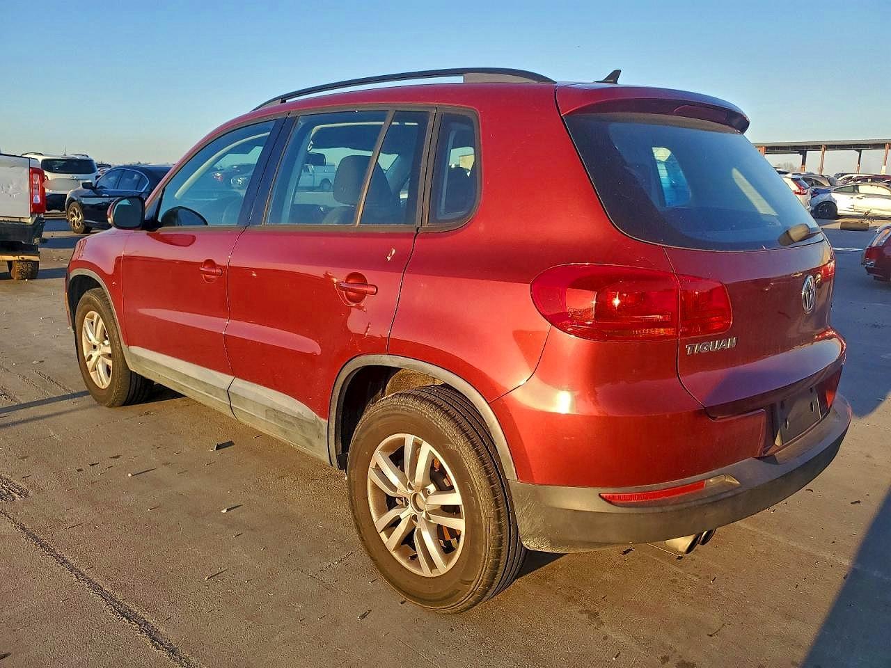 2015 Volkswagen Tiguan - Image 2