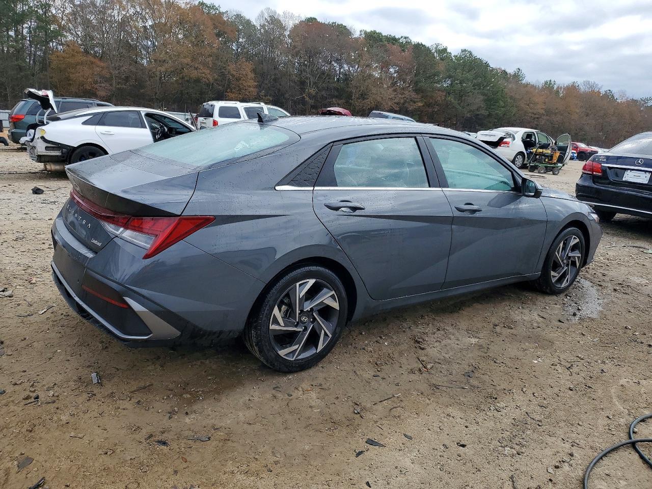 2024 Hyundai Elantra Limited - Image 3