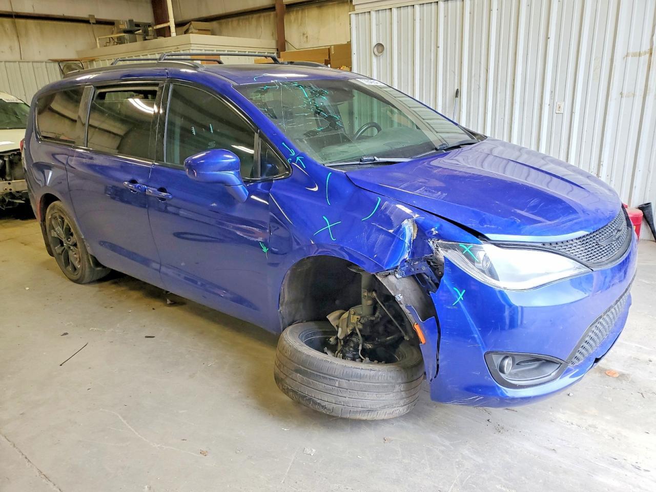 2020 Chrysler Pacifica Touring - Фото 4