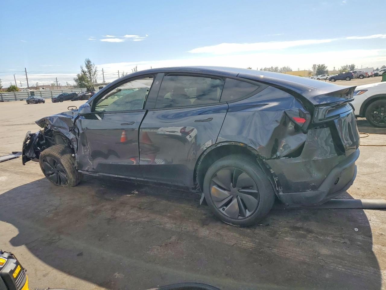 2026 Tesla Model Y - Фото 2
