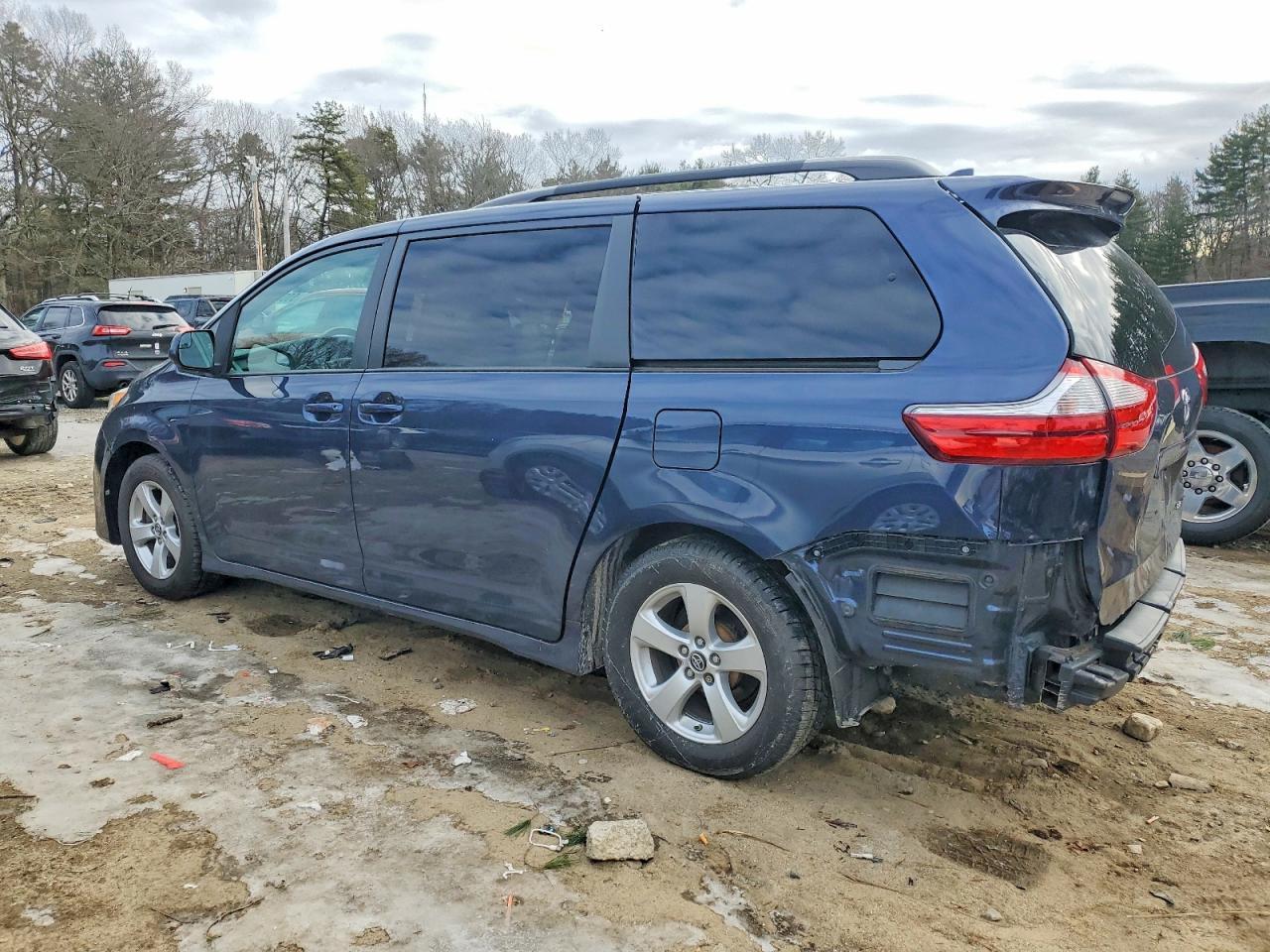 2019 Toyota Sienna Le - Фото 2