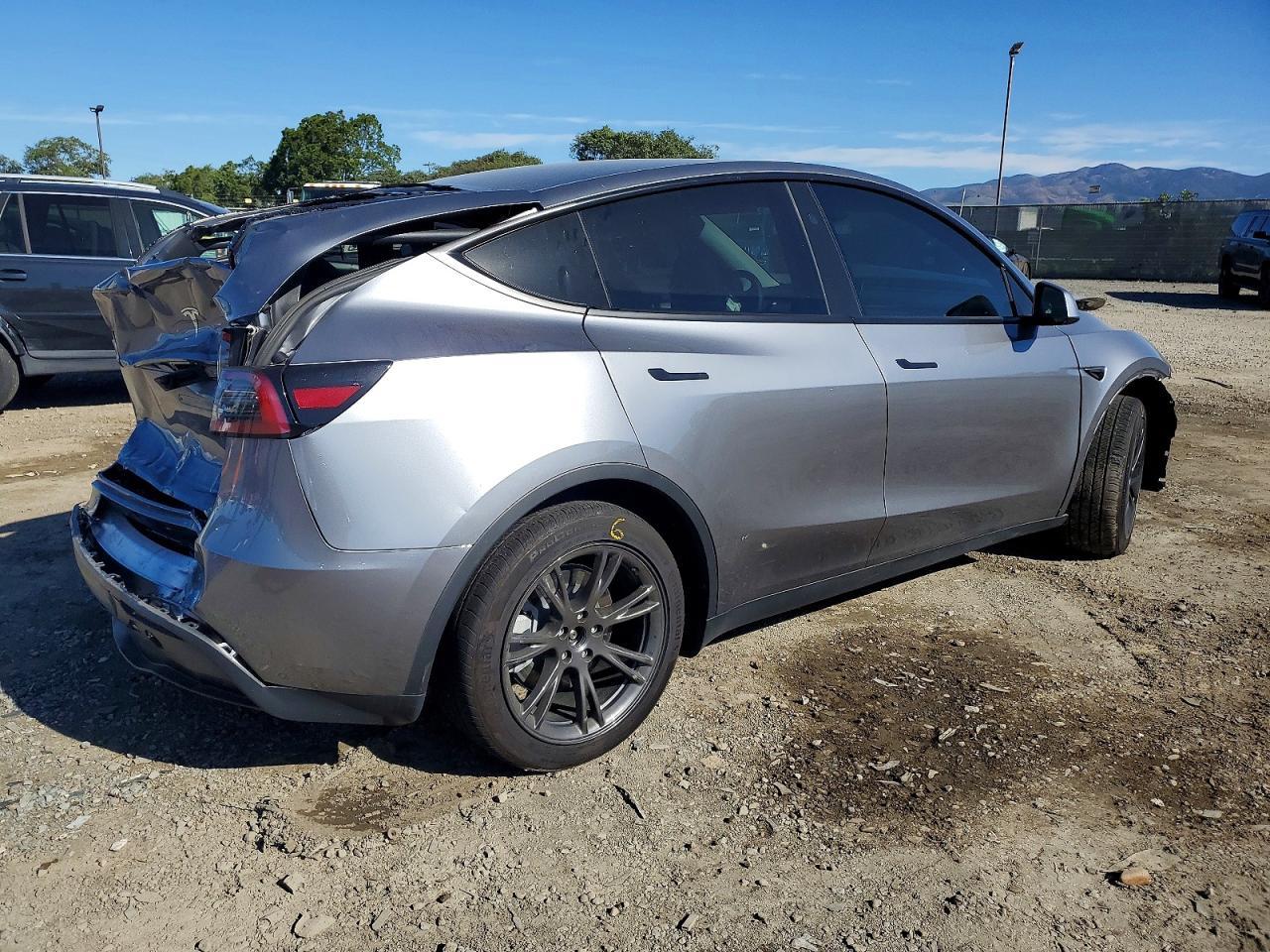 2025 Tesla Model Y - Фото 3