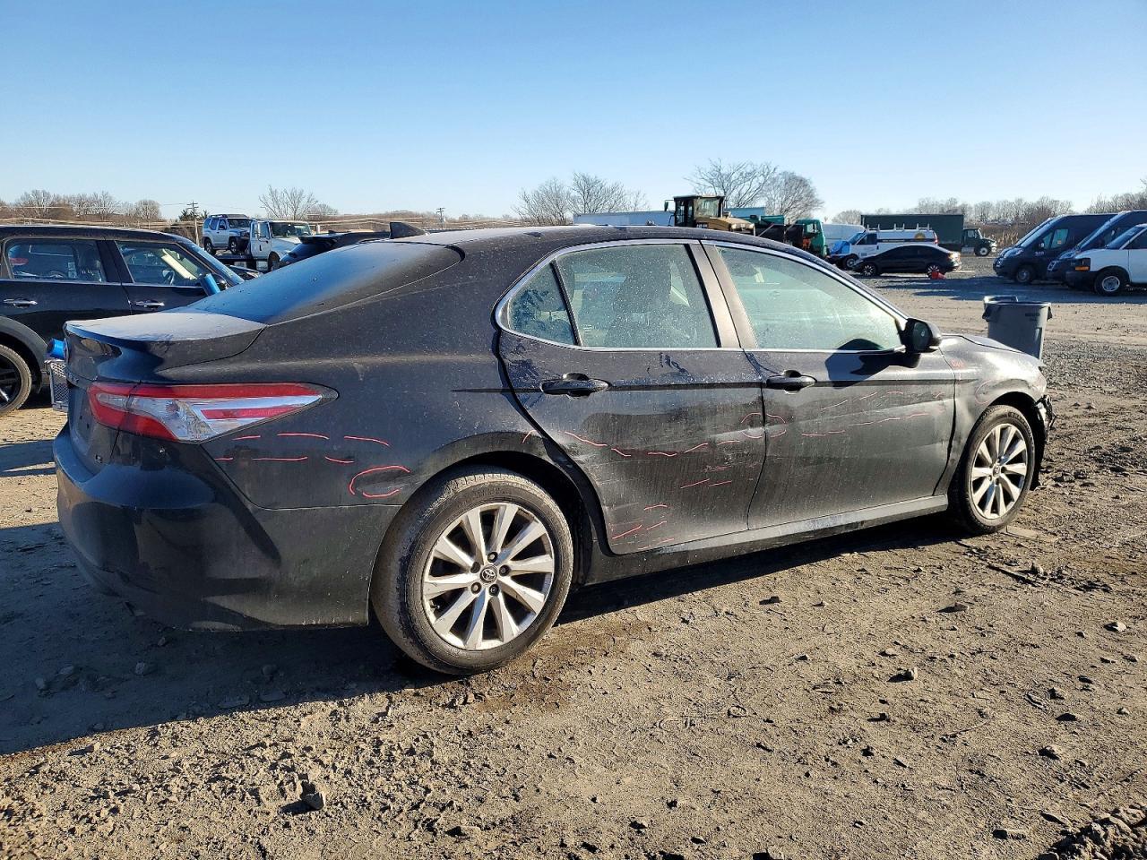 2020 Toyota Camry Le - Фото 3