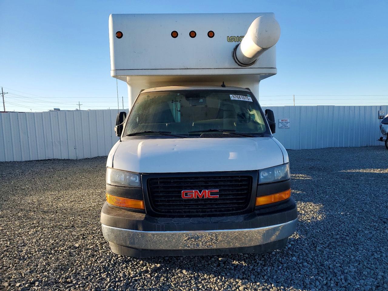 2022 GMC Savana 6.6L V-8 Delivery Truck - Image 5