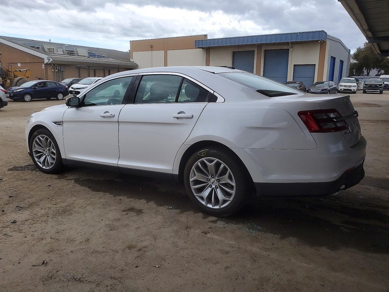 2015 Ford Taurus Limited - Фото 2