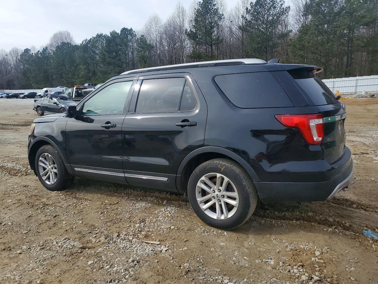 2017 Ford Explorer Xlt - Image 2