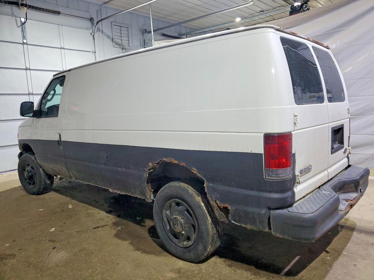 2007 Ford Econoline E250 Van - Фото 2