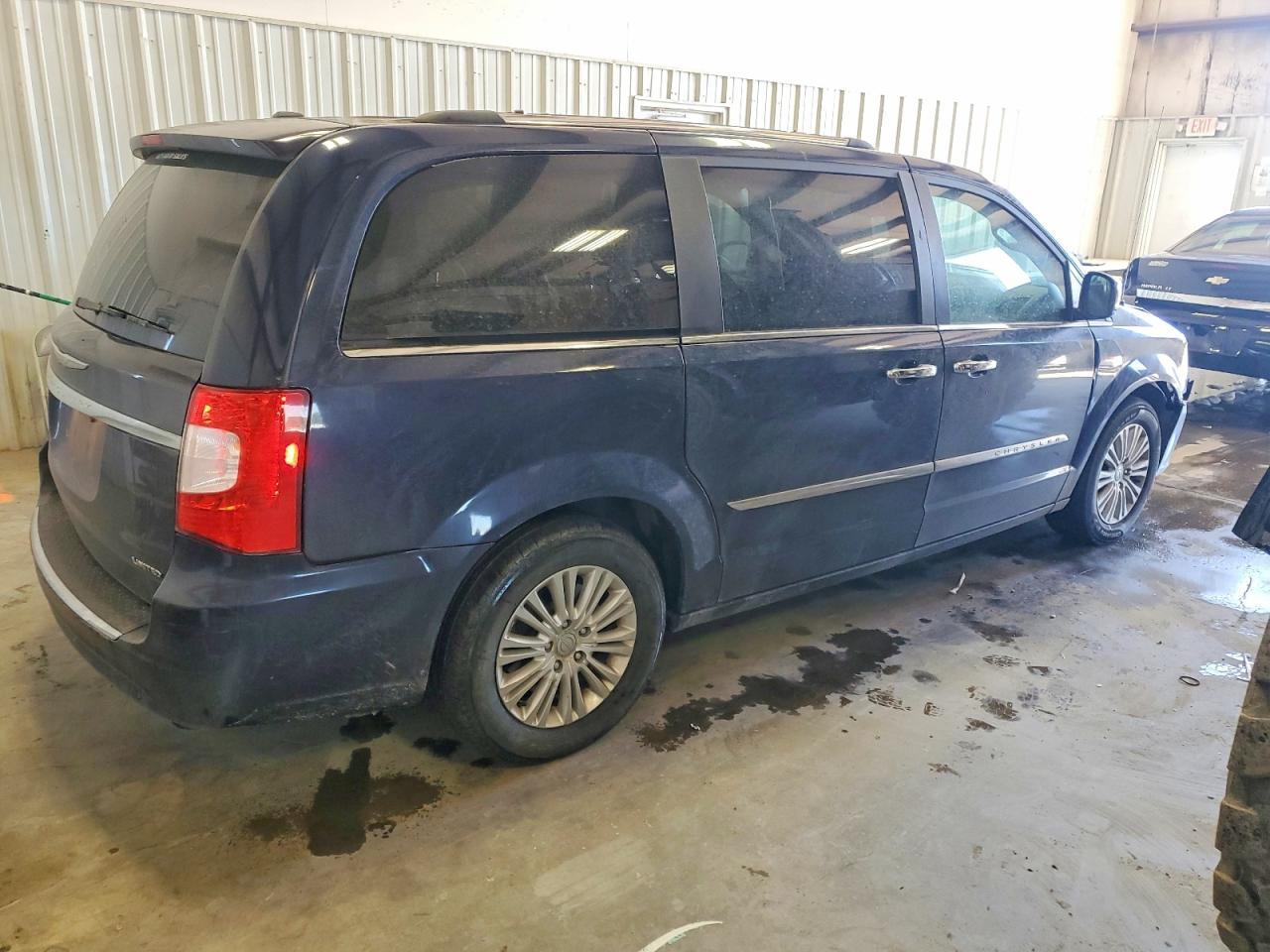 2013 Chrysler Town & Country Limited - Image 3