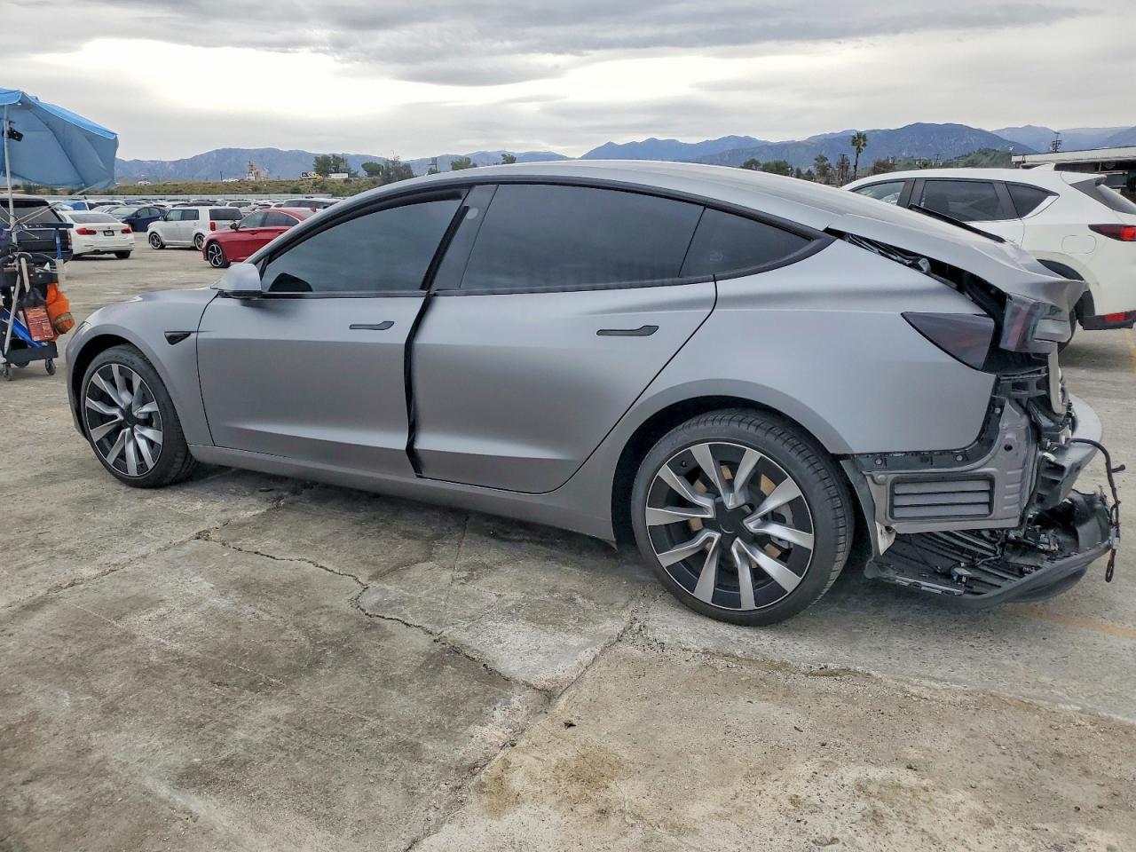 2025 Tesla Model 3 - Фото 2