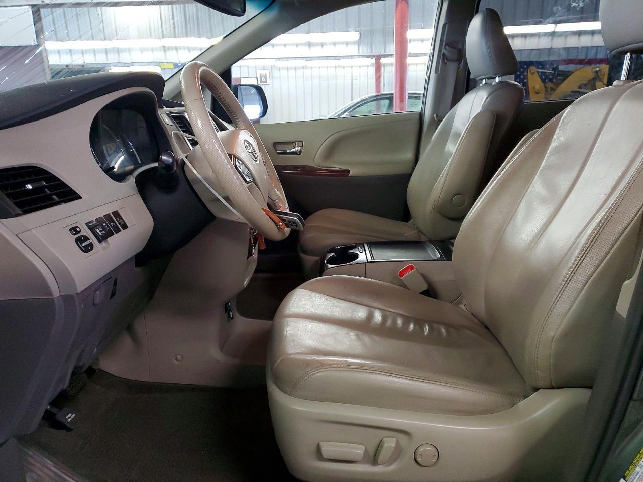 2014 Toyota Sienna Xle - Image 7
