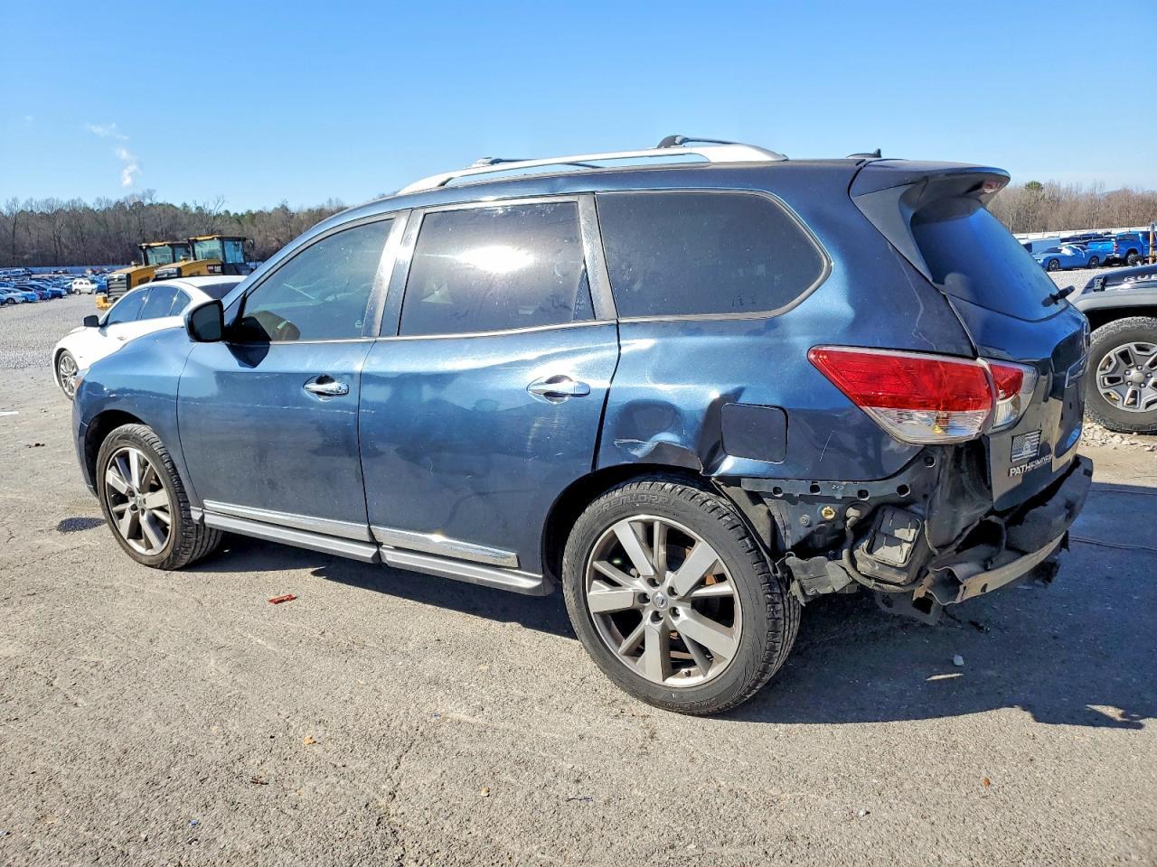 2013 Nissan Pathfinder S - Фото 2