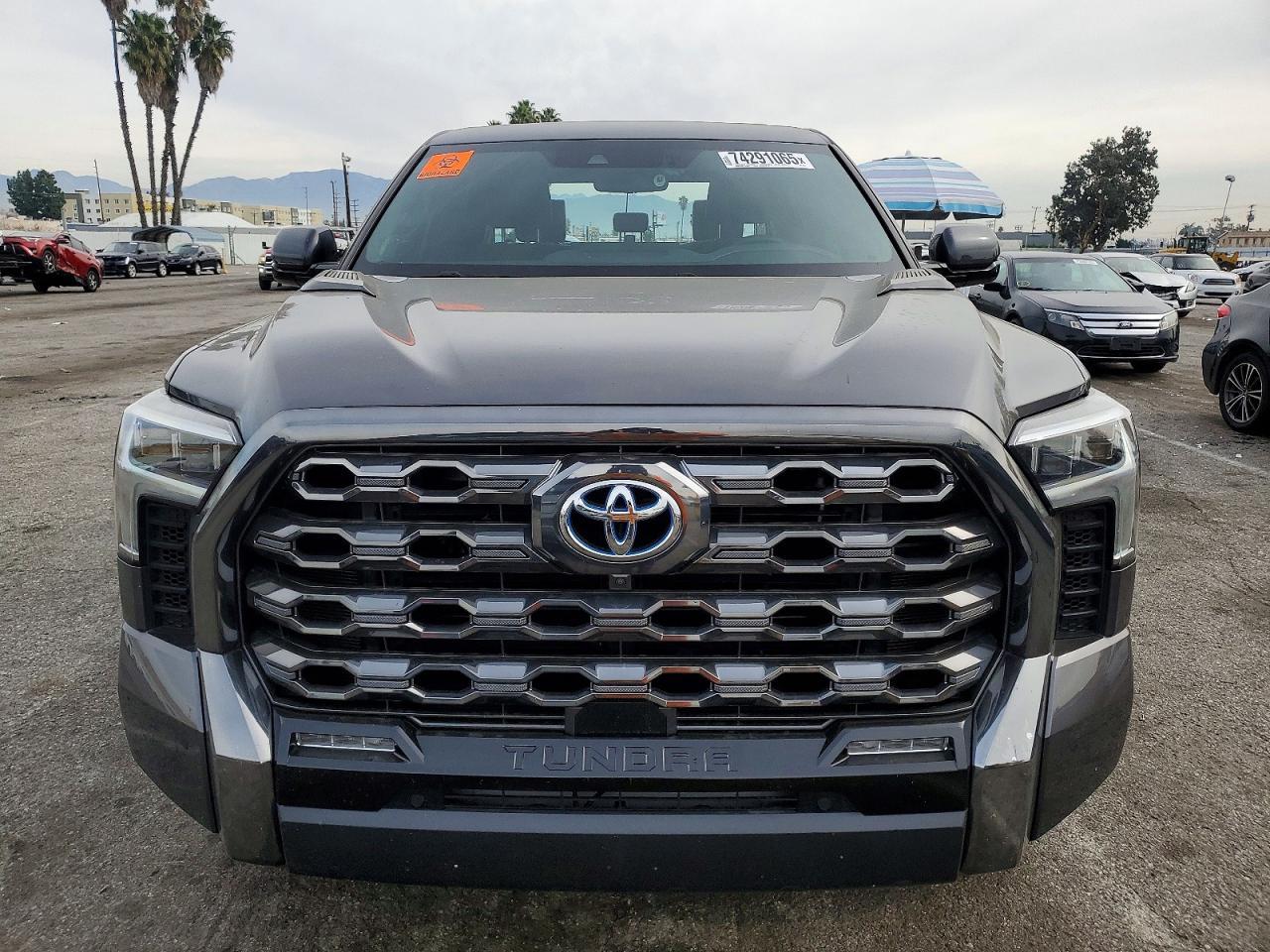 2024 Toyota Tundra Crewmax Platinum - Image 5