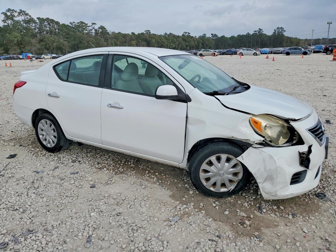 2014 Nissan Versa S - Фото 4