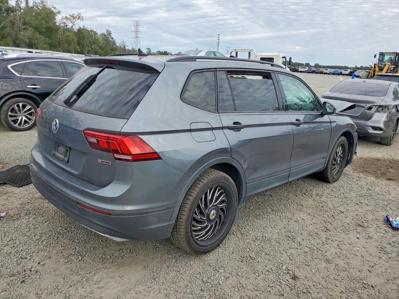 2021 Volkswagen Tiguan S - Фото 3