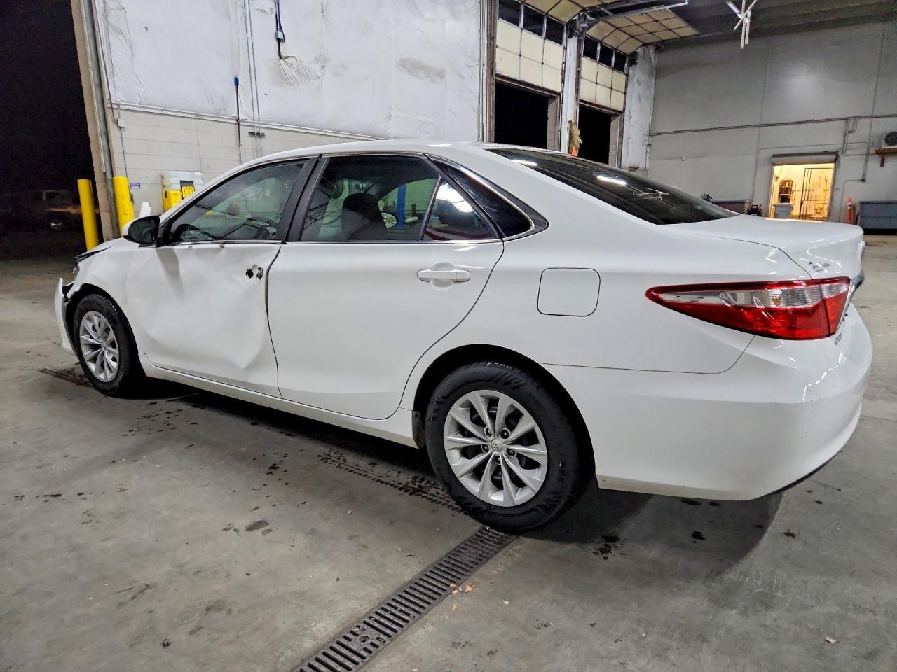 2015 Toyota Camry Le - Фото 2