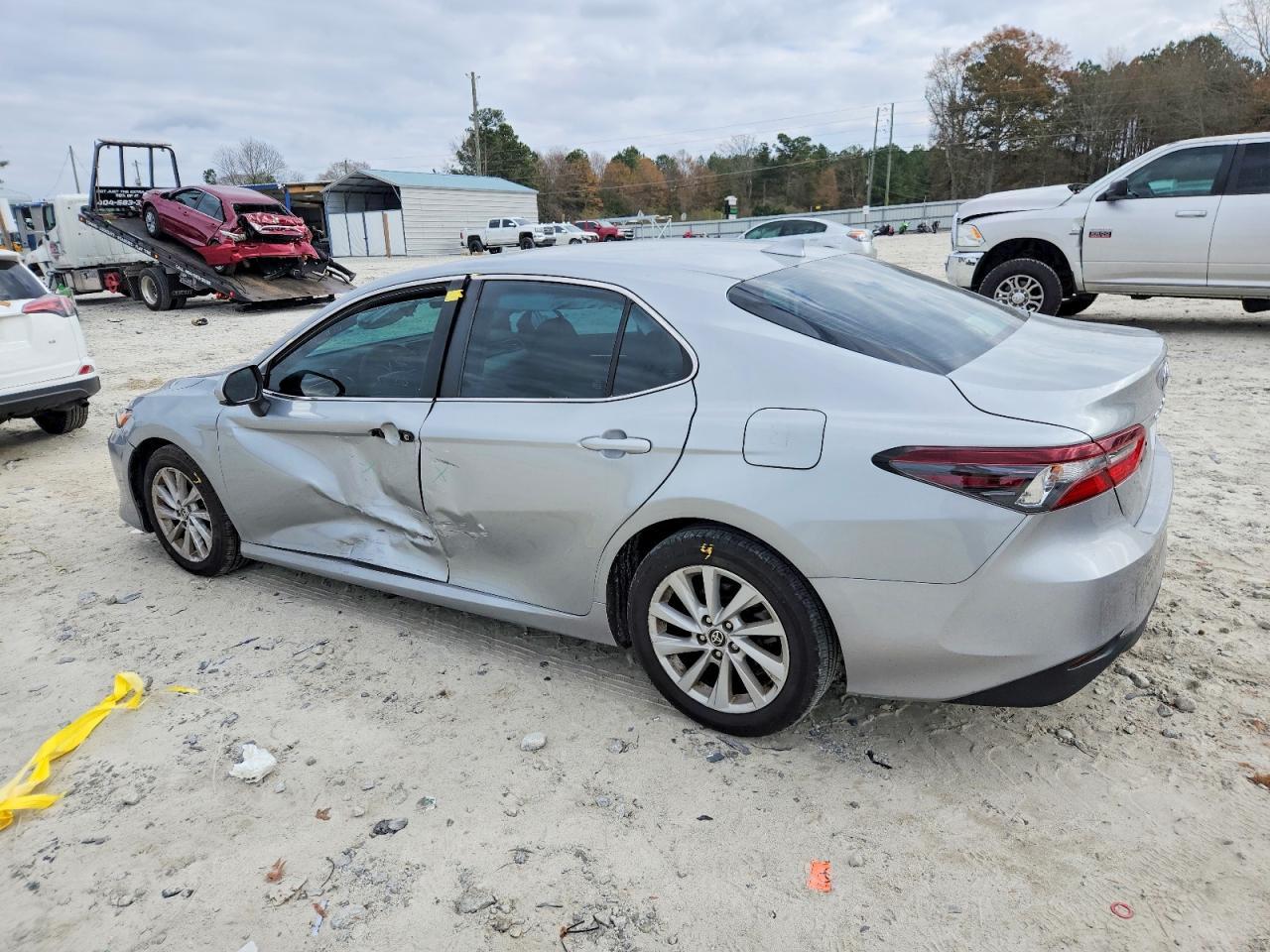 2022 Toyota Camry Le - Фото 2