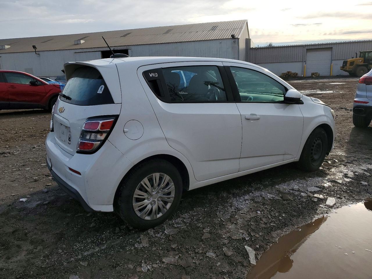 2017 Chev Sonic - Фото 3