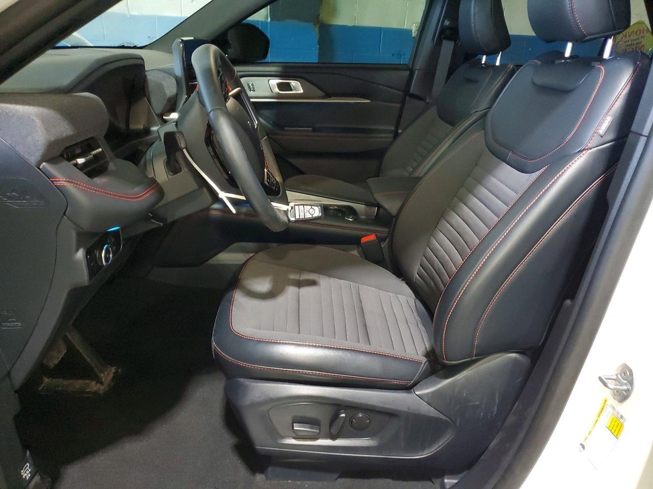 2025 Ford Explorer St-Line - Image 7