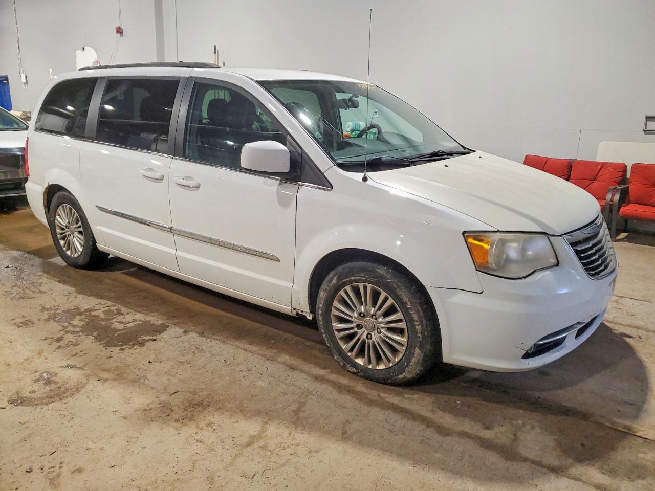2015 Chrysler Town & Country Touring L - Image 4