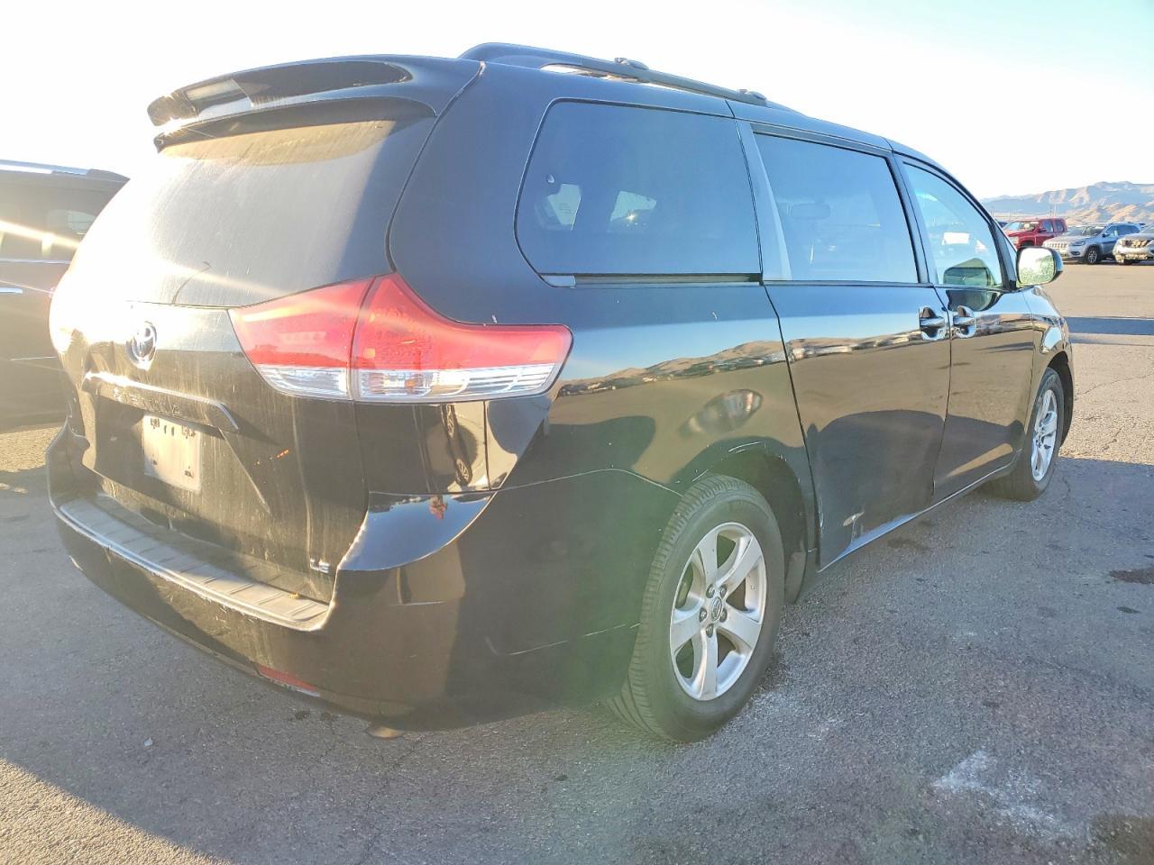 2013 Toyota Sienna Le - Фото 3