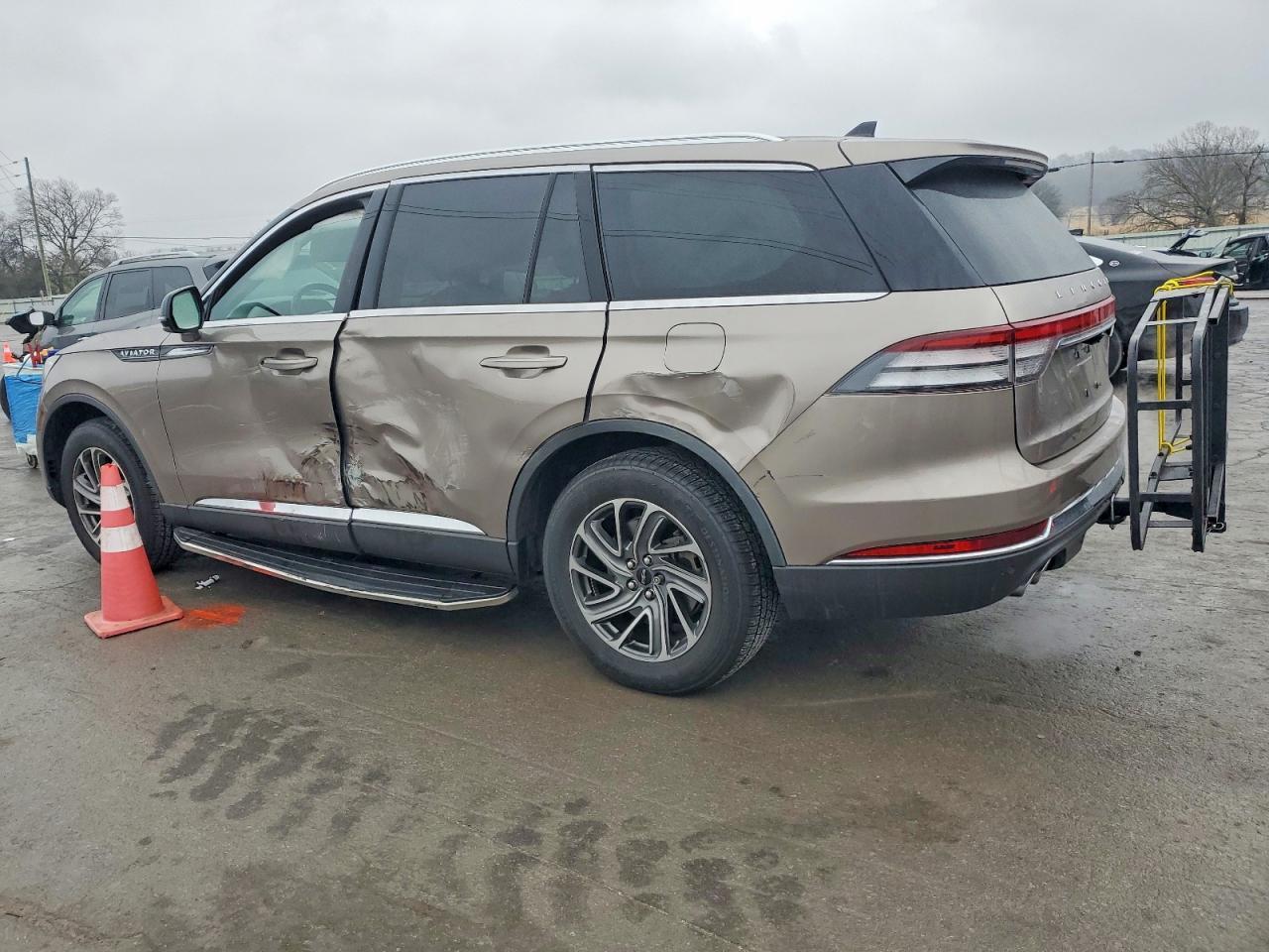 2021 Lincoln Aviator - Image 2