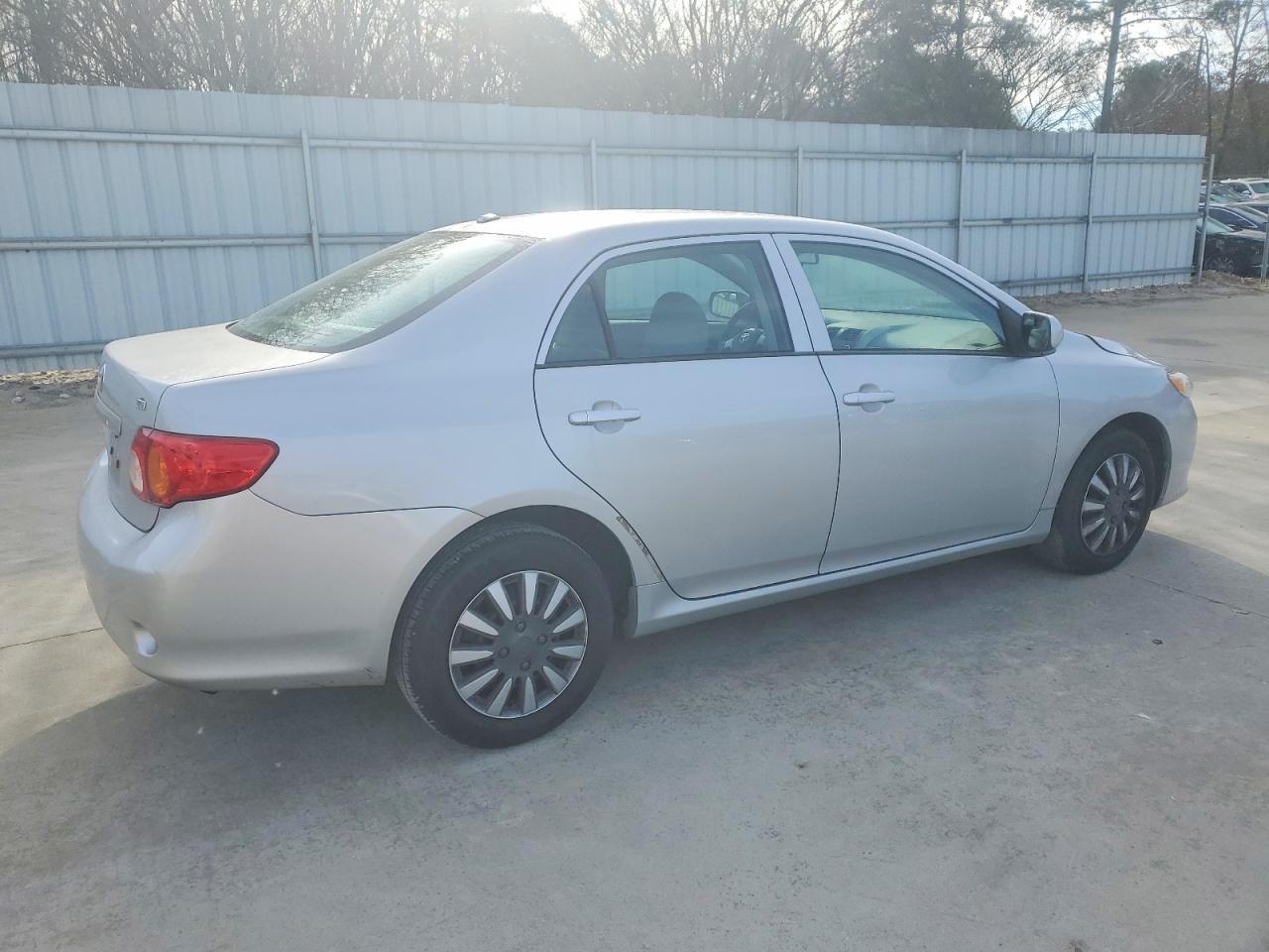 2010 Toyota Corolla Base - Фото 3