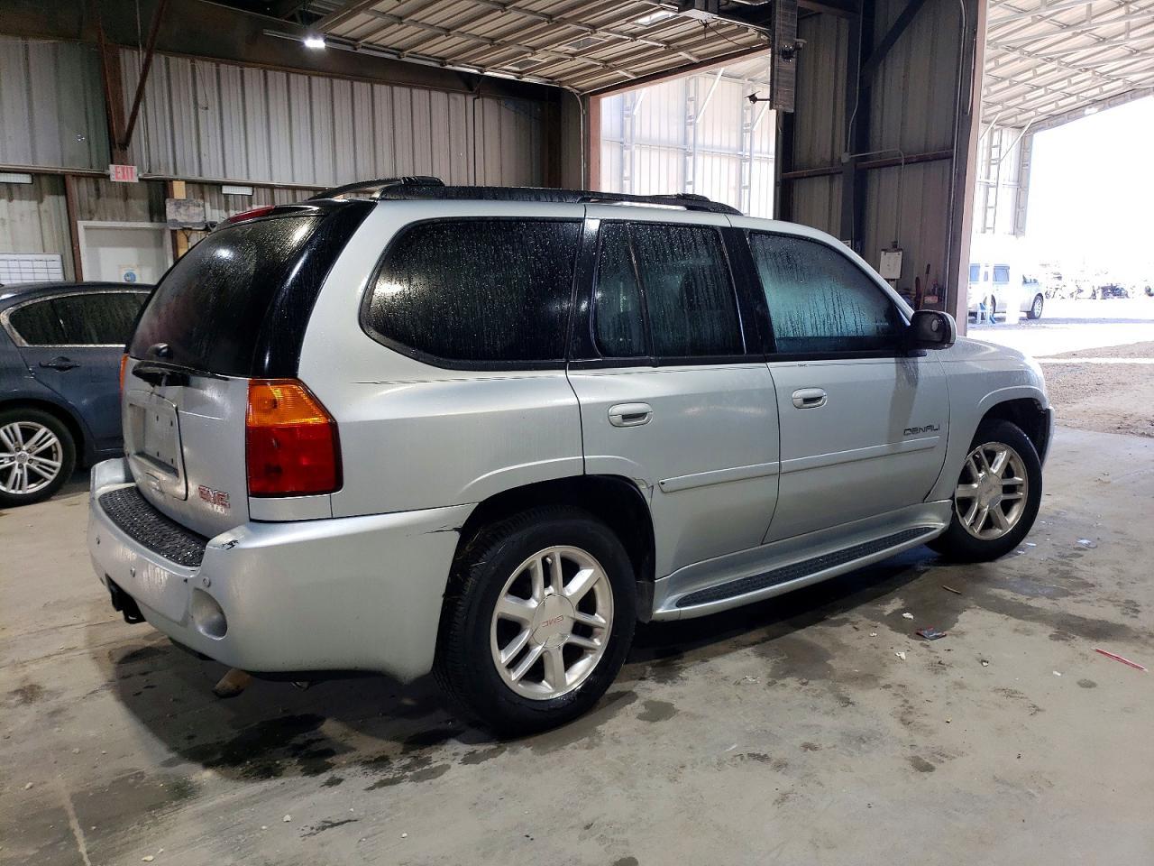 2008 GMC Envoy Denali - Image 3
