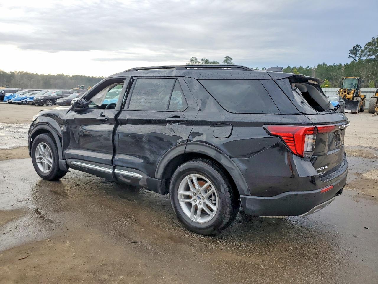 2025 Ford Explorer Active - Image 2