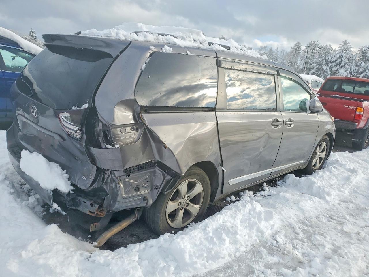 2017 Toyota Sienna Le - Image 3