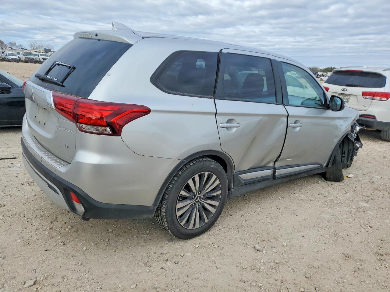 2020 Mitsubishi Outlander Se - Фото 3