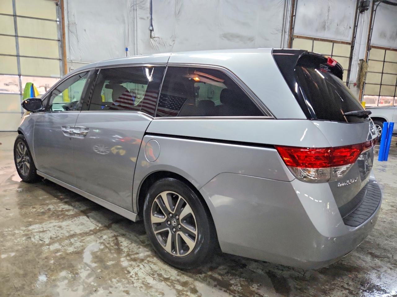 2016 Honda Odyssey Touring - Image 2