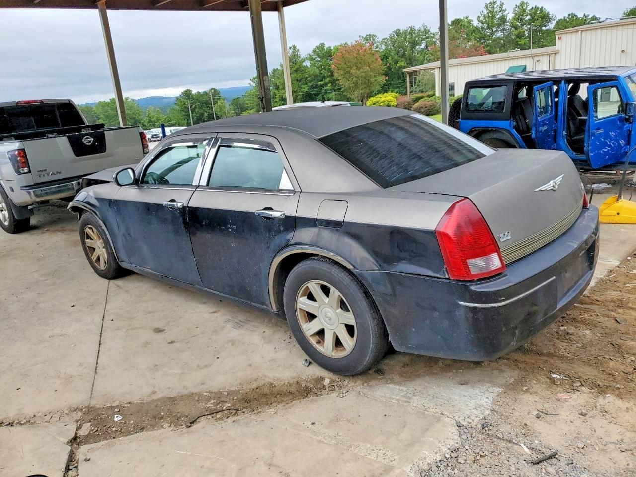 2005 Chrysler 300 Touring - Image 2